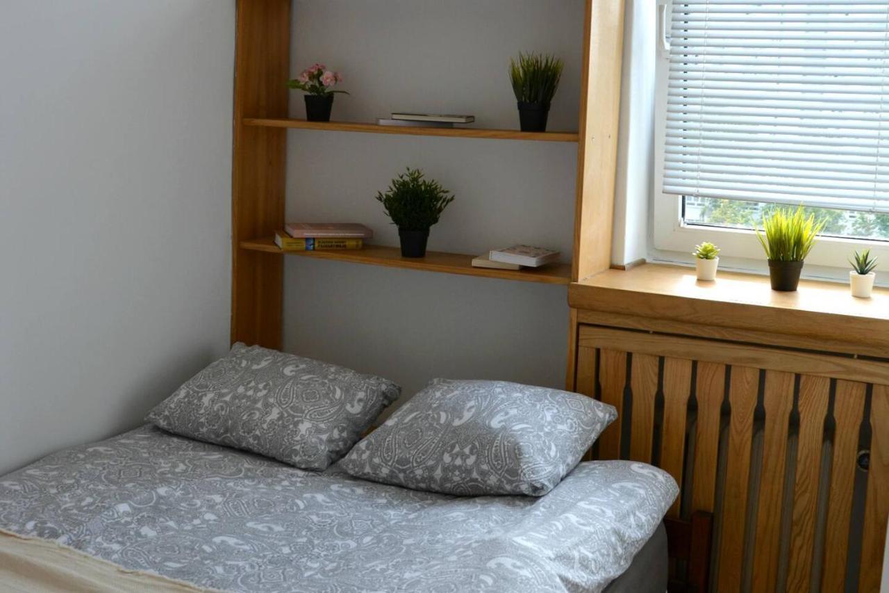 Ohmyhome - Sunny Apartment In City Center ワルシャワ エクステリア 写真