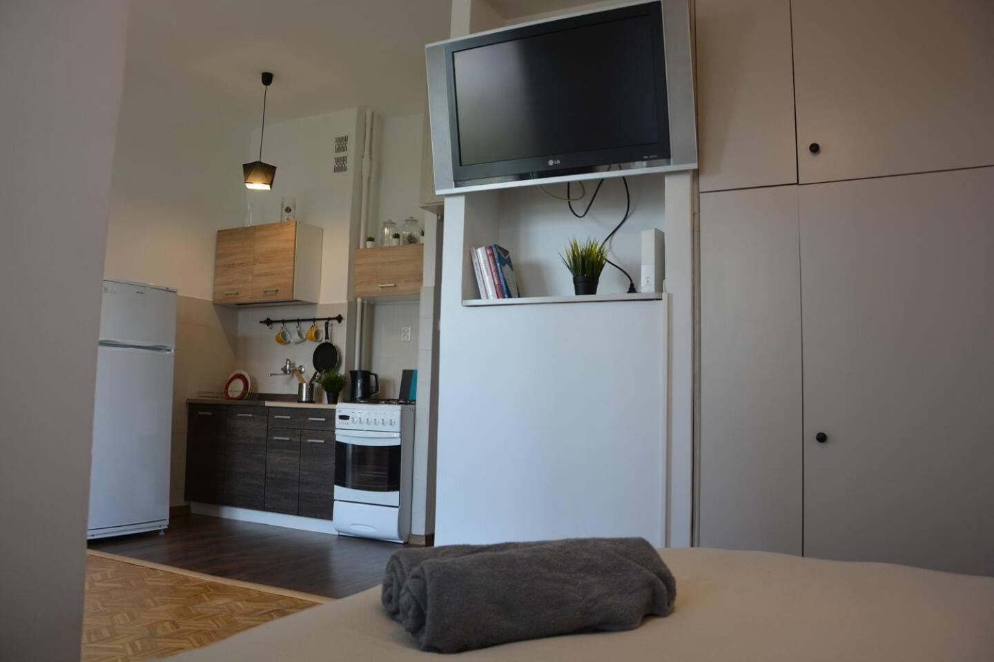 Ohmyhome - Sunny Apartment In City Center ワルシャワ エクステリア 写真